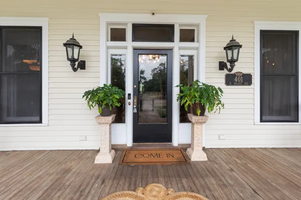 $699,900 | 401 North Walnut Avenue, Eagle Lake, TX 77434