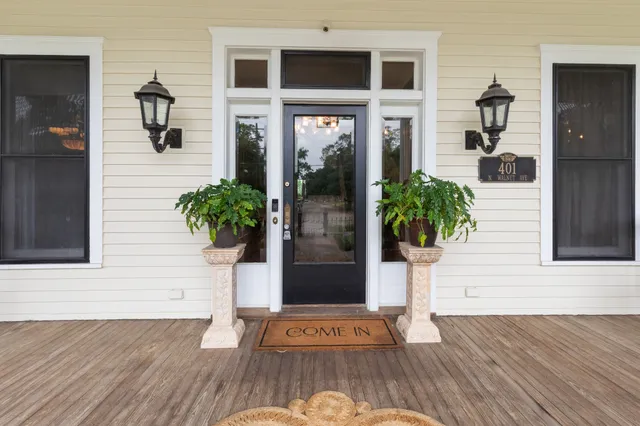 $699,900 | 401 North Walnut Avenue, Eagle Lake, TX 77434