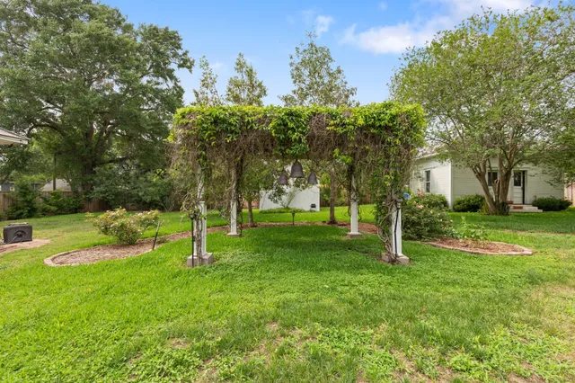 $699,900 | 401 North Walnut Avenue, Eagle Lake, TX 77434