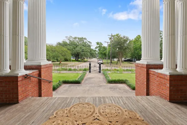 $699,900 | 401 North Walnut Avenue, Eagle Lake, TX 77434