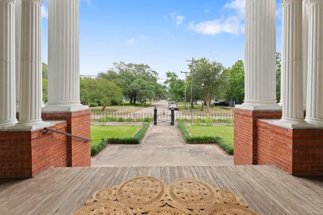 $699,900 | 401 North Walnut Avenue, Eagle Lake, TX 77434