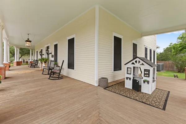 $699,900 | 401 North Walnut Avenue, Eagle Lake, TX 77434
