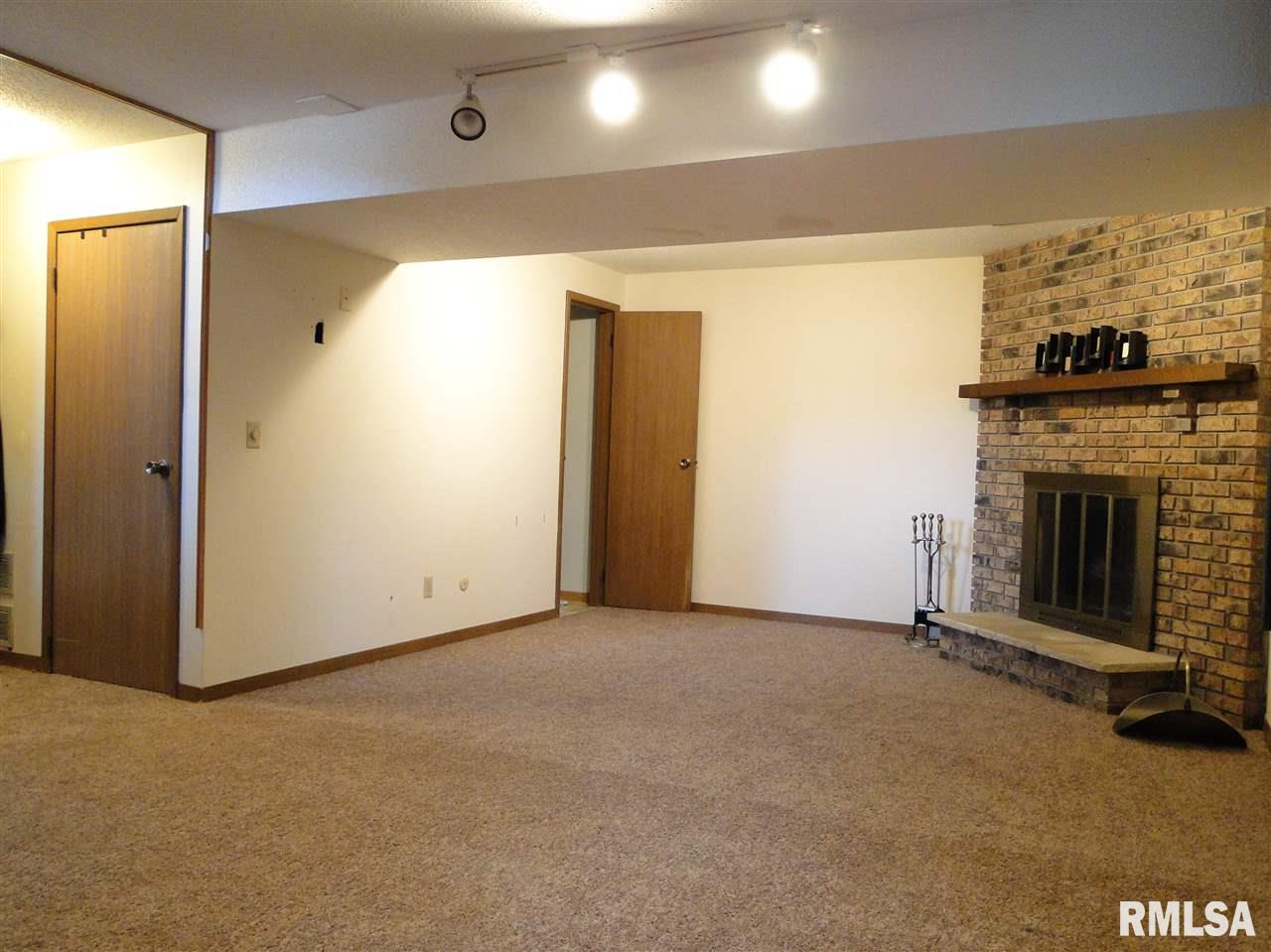5806 Oakbrook Road Davenport, IA 52806 - Photo 11 of 16 Gallery Image 11