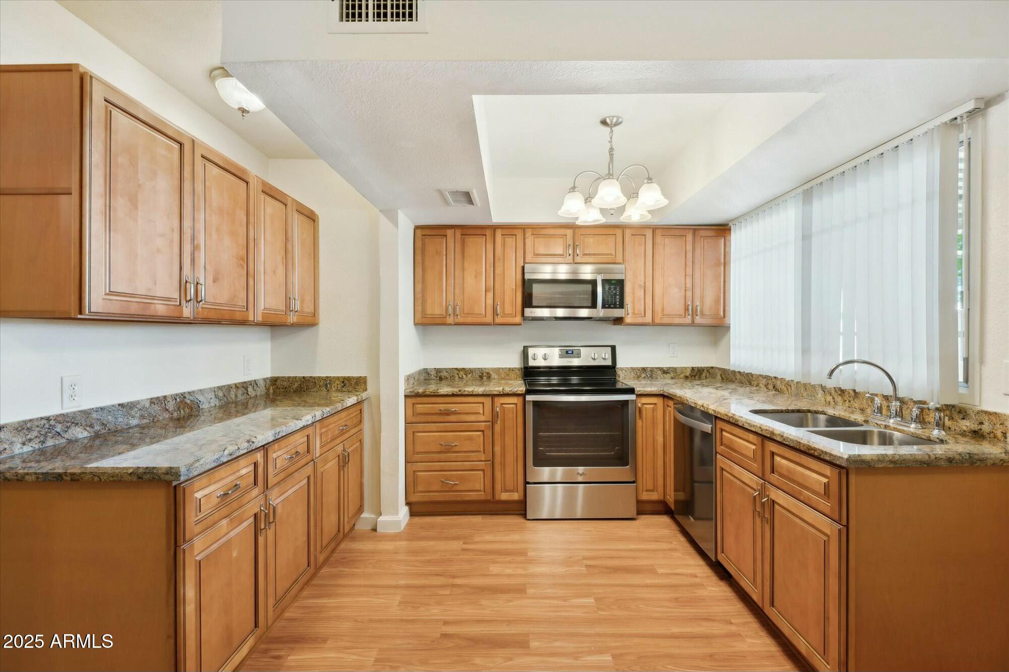 1845 West Citrus Way Phoenix, AZ 85015 - Photo 7 of 15 Kitchen