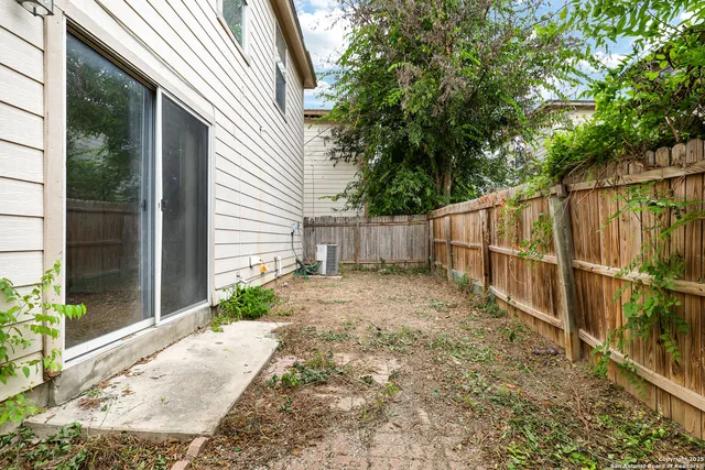 a view of a backyard