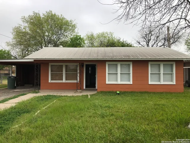 $1,200 | 816 Wilson Street, Uvalde, TX 78801