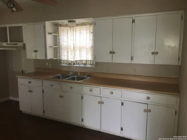 $1,200 | 816 Wilson Street, Uvalde, TX 78801