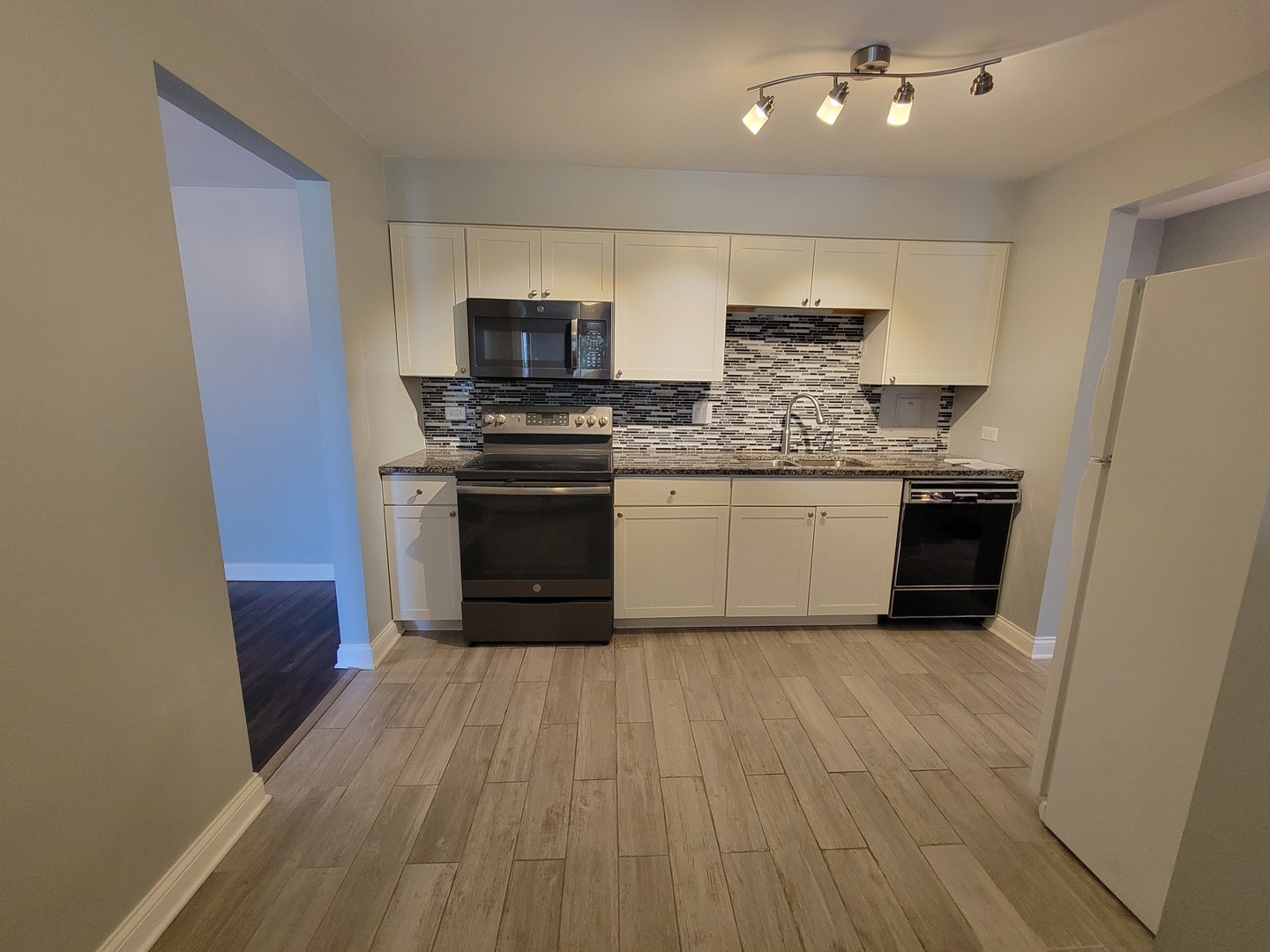 1505 East Central Road, Unit 312B Arlington Heights, IL 60005 - Photo 3 of 14