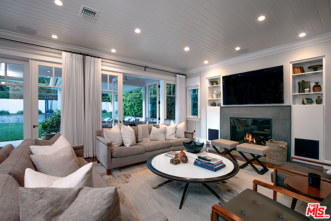 13153 Rivers Road Los Angeles, CA 90049 - Photo 3 of 22