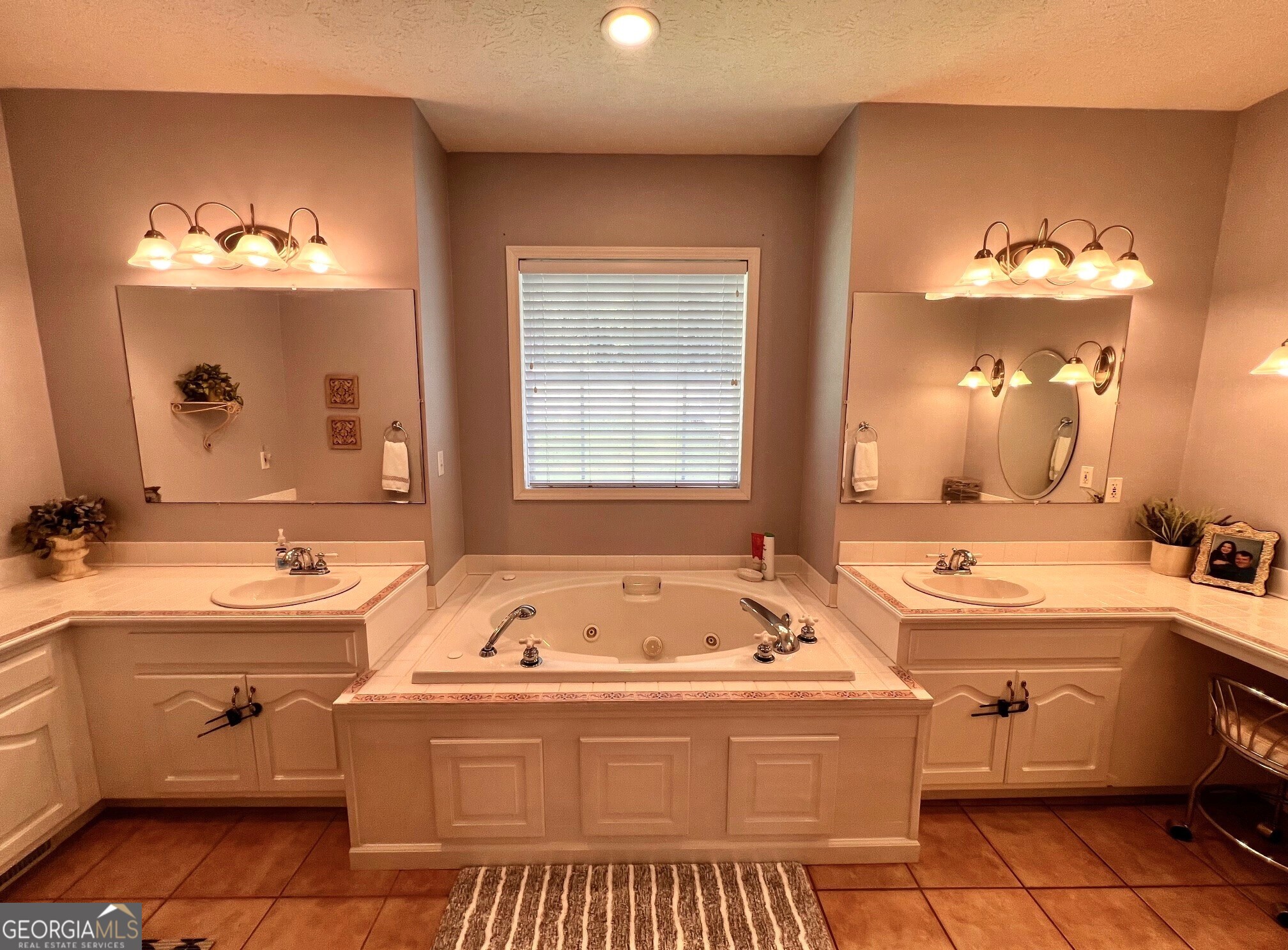 410 Irvin Road Thomaston, GA 30286 - Photo 22 of 42 a bathroom with a tub sink and mirror