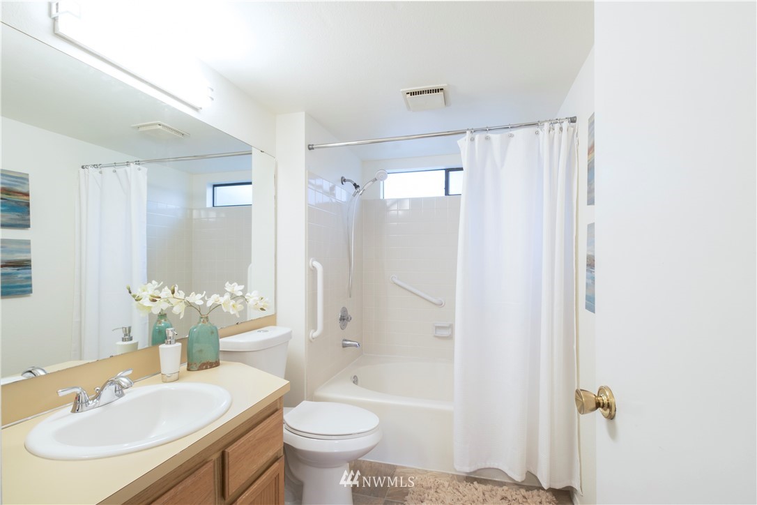 118 Southwest 116th Street, Unit D21 Seattle, WA 98146 - Photo 14 of 17 a bathroom with a sink toilet and shower