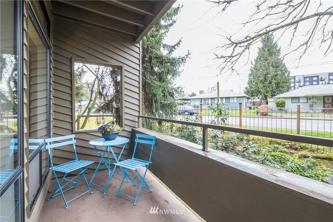 118 Southwest 116th Street, Unit D21 Seattle, WA 98146 - Photo 16 of 17 a view of a two chairs in the balcony