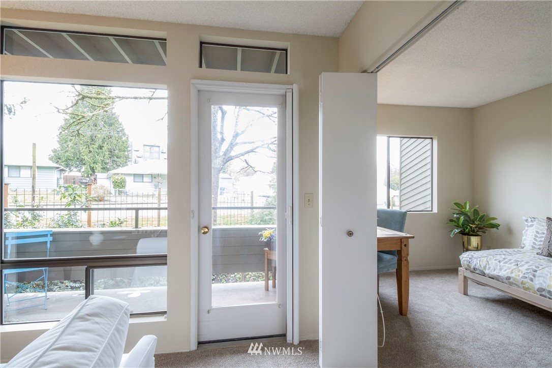 118 Southwest 116th Street, Unit D21 Seattle, WA 98146 - Photo 8 of 17 a living room with furniture and a window