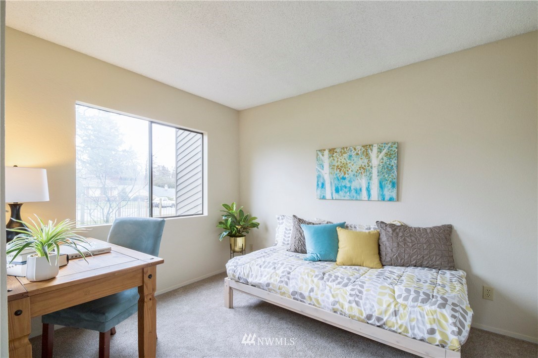 118 Southwest 116th Street, Unit D21 Seattle, WA 98146 - Photo 9 of 17 a living room with a bed furniture and a large window