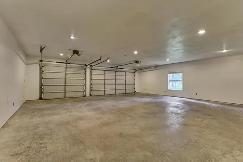 $1,050,000 | 11062 North Hidden Oaks, Conroe, TX 77384