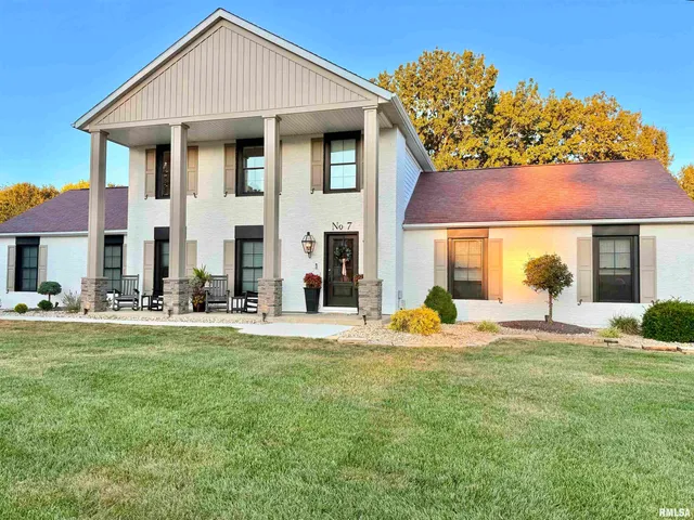 $400,000 | 7 Clearlake Drive, Centralia, IL 62801