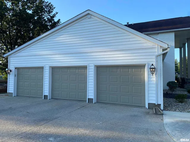 $400,000 | 7 Clearlake Drive, Centralia, IL 62801