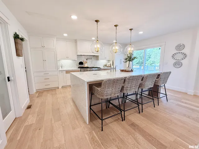 $400,000 | 7 Clearlake Drive, Centralia, IL 62801