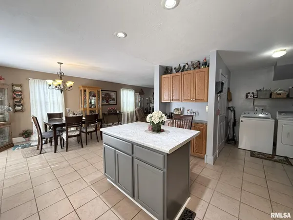 $205,000 | 725 East Ann Street, Knoxville, IL 61448