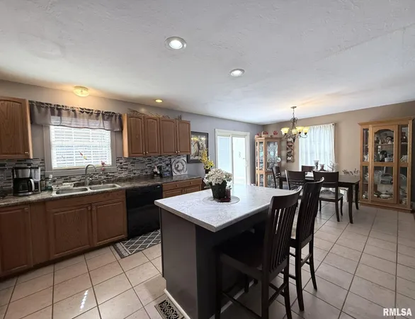 $205,000 | 725 East Ann Street, Knoxville, IL 61448