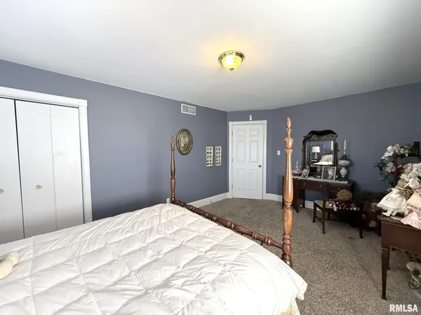 $205,000 | 725 East Ann Street, Knoxville, IL 61448