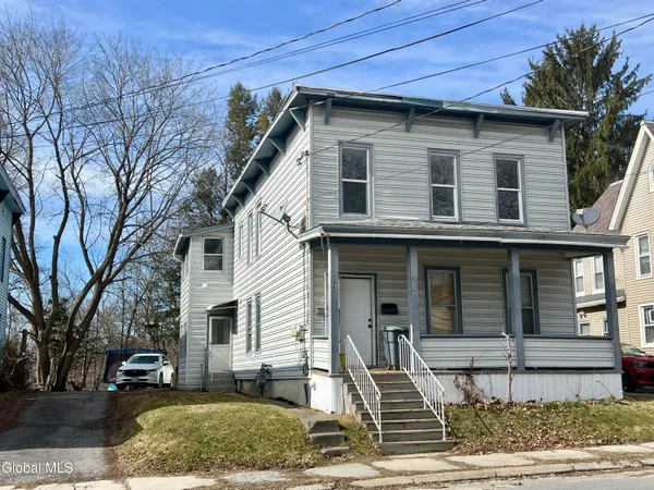 $1,600 | 298-300 Locust Avenue, Unit 2 UPSTAIRS, Amsterdam, NY 12010
