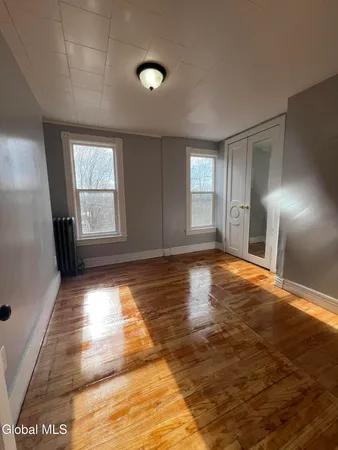 $1,600 | 298-300 Locust Avenue, Unit 2 UPSTAIRS, Amsterdam, NY 12010