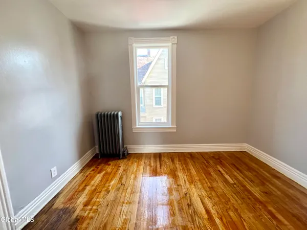 $1,600 | 298-300 Locust Avenue, Unit 2 UPSTAIRS, Amsterdam, NY 12010