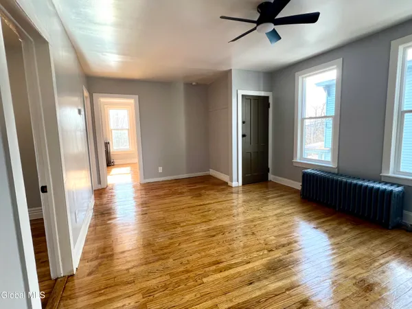$1,600 | 298-300 Locust Avenue, Unit 2 UPSTAIRS, Amsterdam, NY 12010