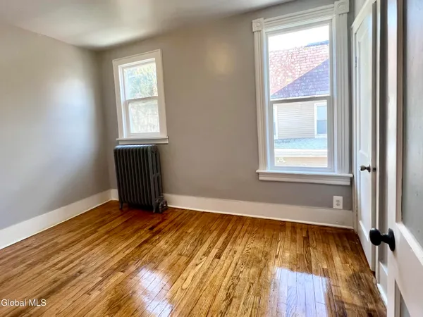 $1,600 | 298-300 Locust Avenue, Unit 2 UPSTAIRS, Amsterdam, NY 12010