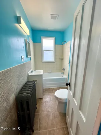 $1,600 | 298-300 Locust Avenue, Unit 2 UPSTAIRS, Amsterdam, NY 12010