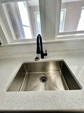 $1,600 | 298-300 Locust Avenue, Unit 2 UPSTAIRS, Amsterdam, NY 12010