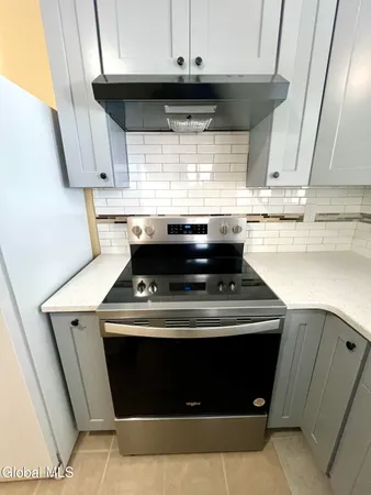 $1,600 | 298-300 Locust Avenue, Unit 2 UPSTAIRS, Amsterdam, NY 12010