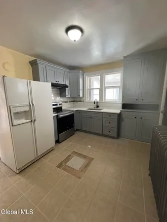 $1,600 | 298-300 Locust Avenue, Unit 2 UPSTAIRS, Amsterdam, NY 12010