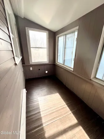 $1,600 | 298-300 Locust Avenue, Unit 2 UPSTAIRS, Amsterdam, NY 12010