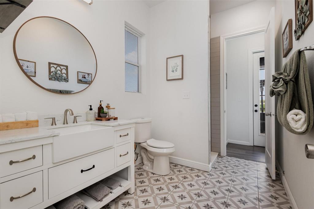 601 Gin Road Ennis, TX 75119 - Photo 19 of 33 a bathroom with a sink a toilet and a mirror