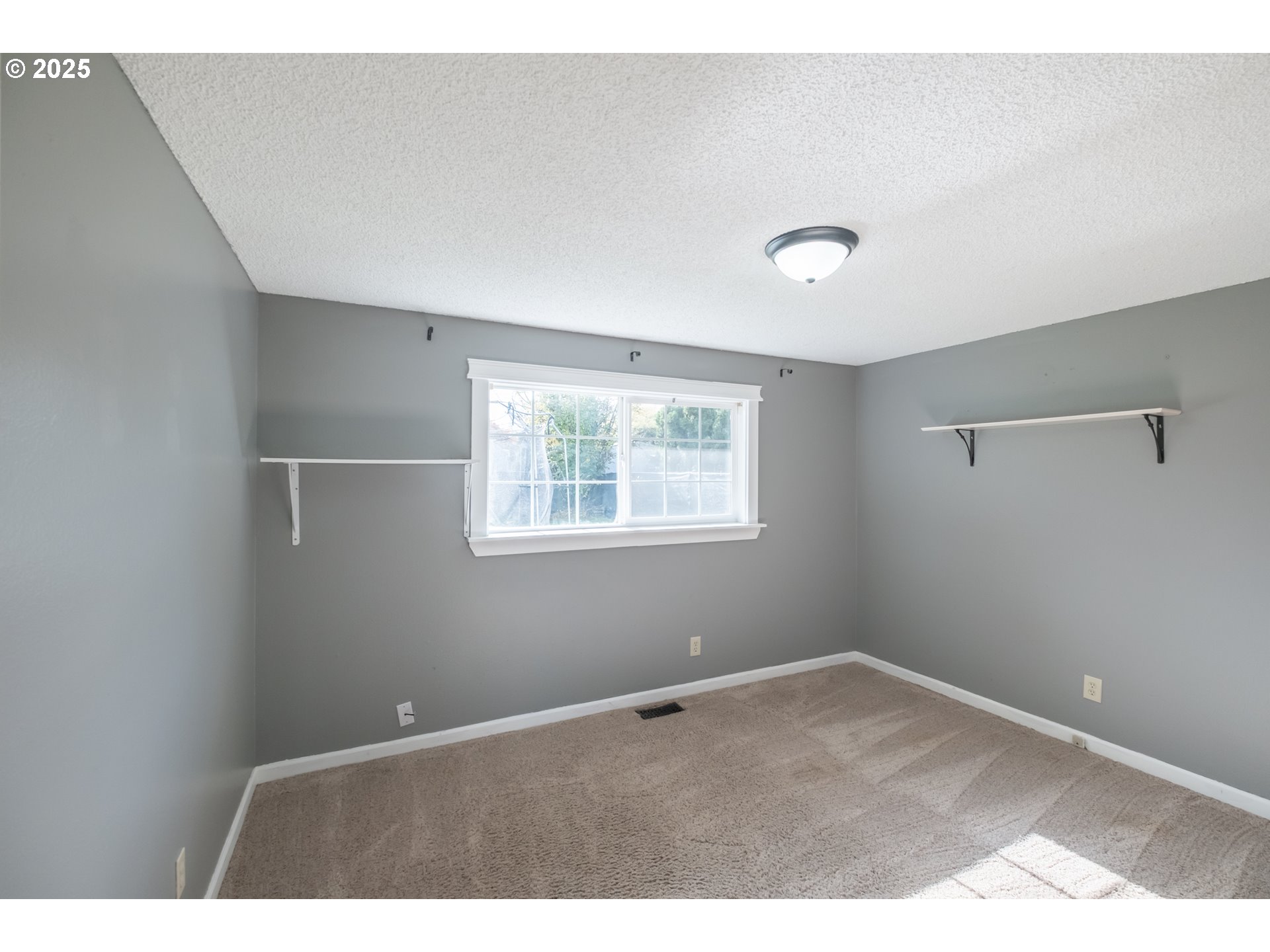 562 Elm Street Jefferson, OR 97352 - Photo 11 of 16 a room with a window and ceiling fan