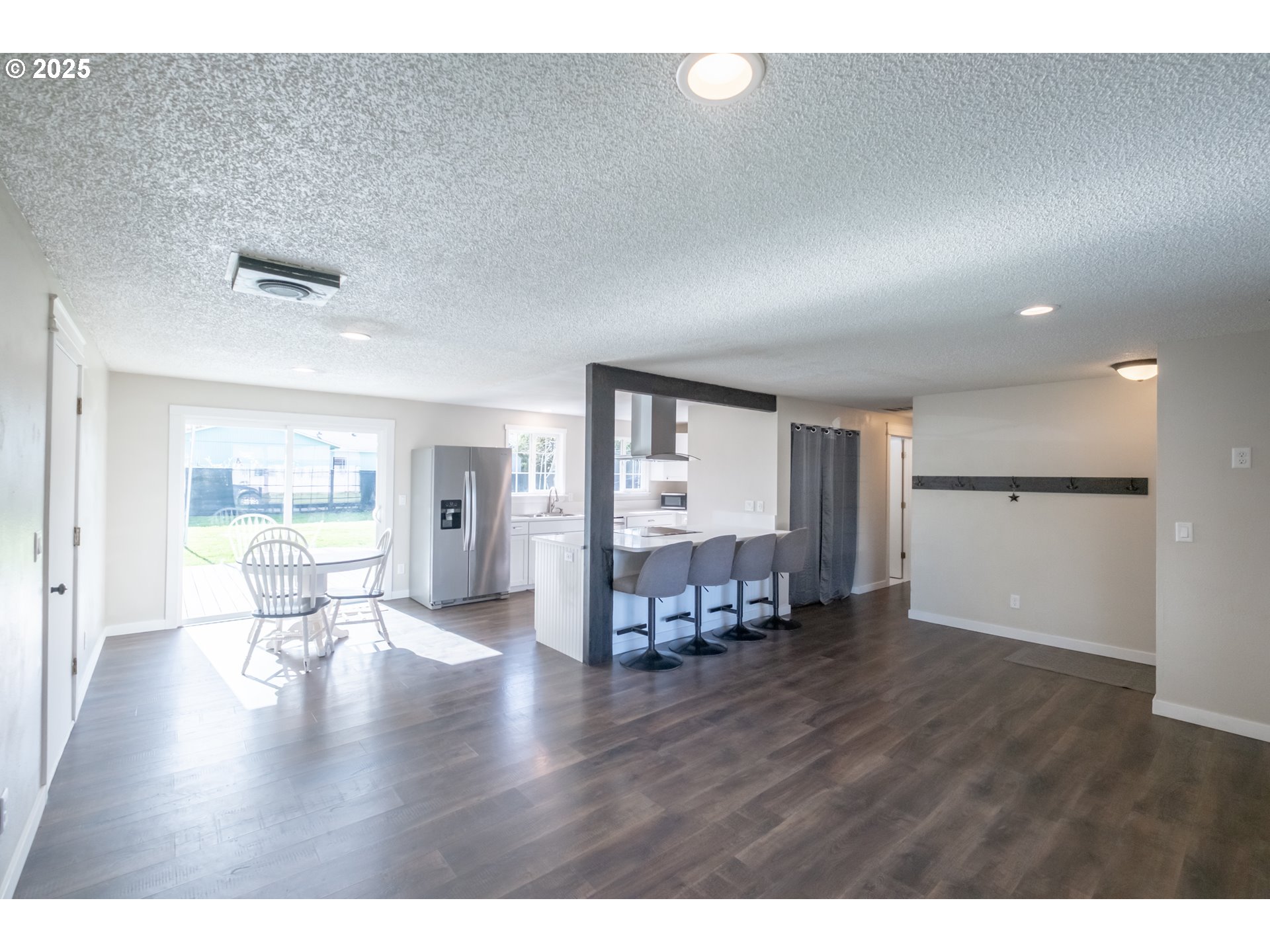 562 Elm Street Jefferson, OR 97352 - Photo 3 of 16 a living room with furniture and wooden floor