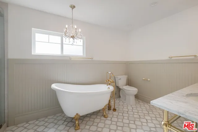 $1,299,000 | 2180 West 31st Street, Los Angeles, CA 90018