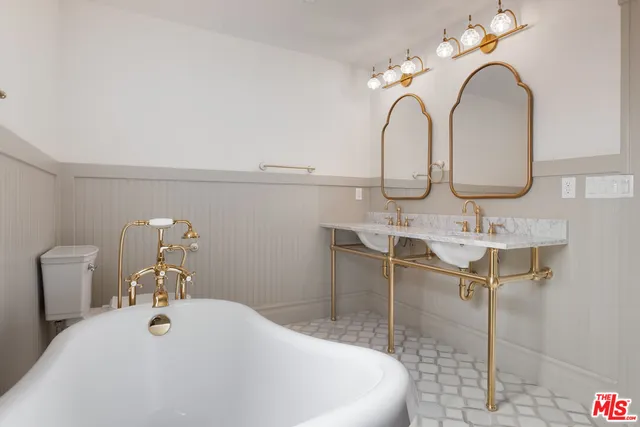 $1,299,000 | 2180 West 31st Street, Los Angeles, CA 90018