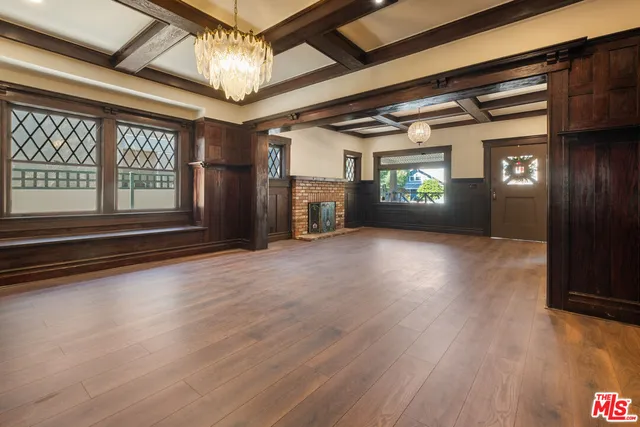 $1,299,000 | 2180 West 31st Street, Los Angeles, CA 90018