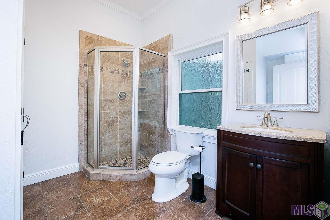 3118 Broussard Street Baton Rouge, LA 70808 - Photo 23 of 36 Full downstairs guest bathroom