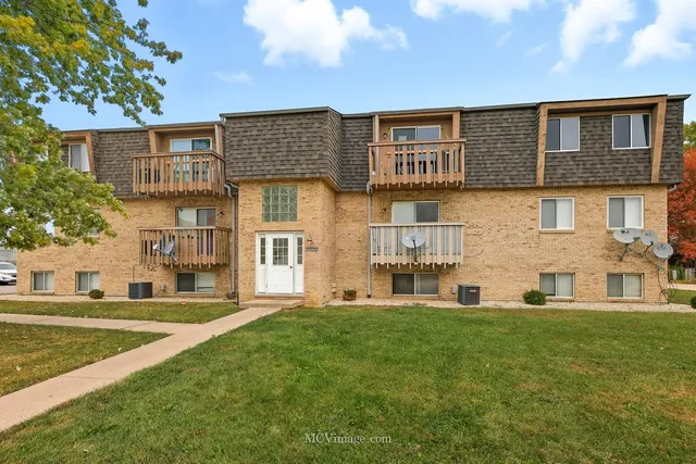 $183,900 | 2390 Bicentennial Avenue, Unit 8, Crest Hill, IL 60403