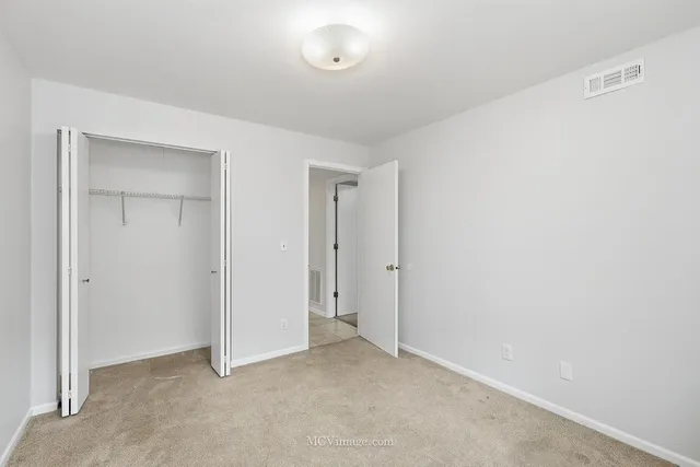 $183,900 | 2390 Bicentennial Avenue, Unit 8, Crest Hill, IL 60403