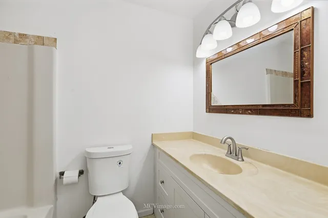 $183,900 | 2390 Bicentennial Avenue, Unit 8, Crest Hill, IL 60403