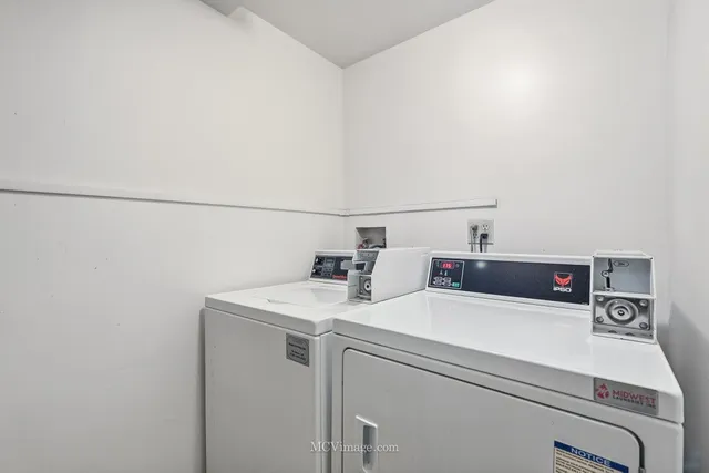 $183,900 | 2390 Bicentennial Avenue, Unit 8, Crest Hill, IL 60403