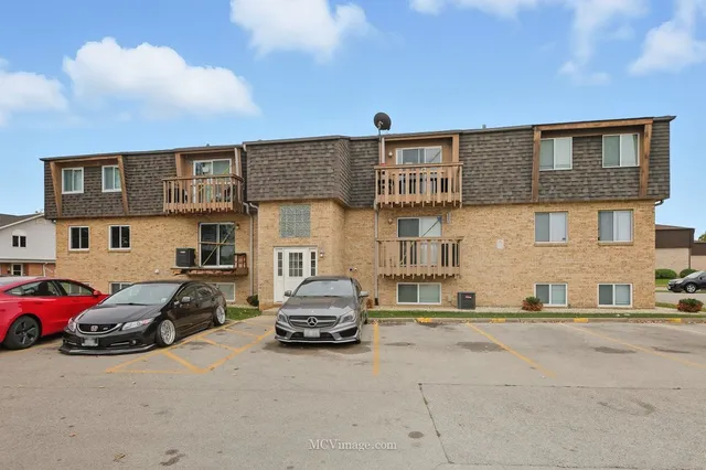 $183,900 | 2390 Bicentennial Avenue, Unit 8, Crest Hill, IL 60403