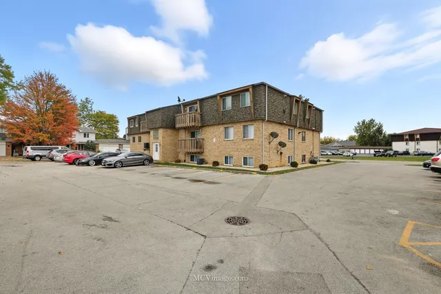 $183,900 | 2390 Bicentennial Avenue, Unit 8, Crest Hill, IL 60403