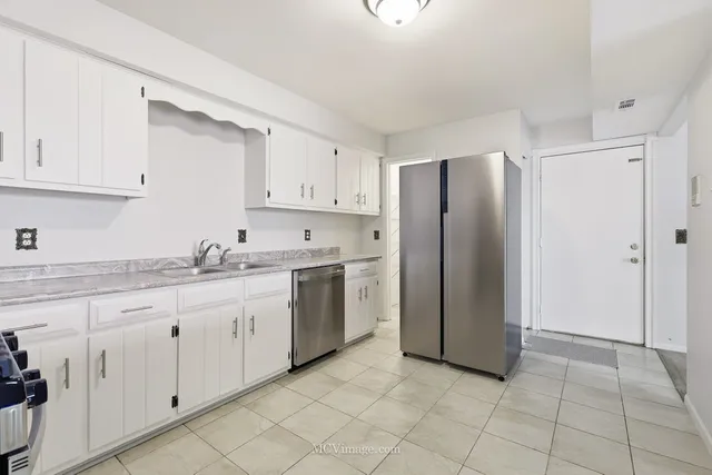 $183,900 | 2390 Bicentennial Avenue, Unit 8, Crest Hill, IL 60403