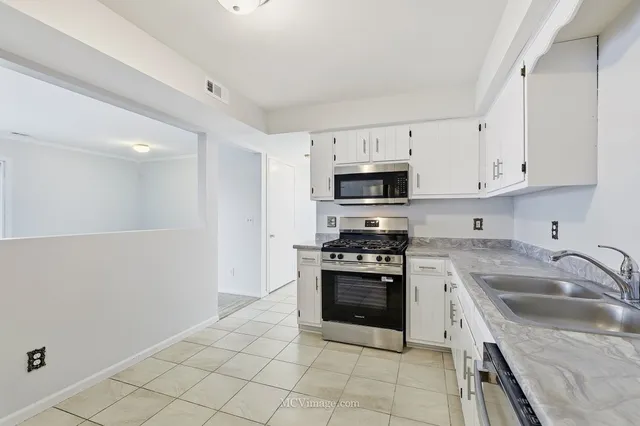 $183,900 | 2390 Bicentennial Avenue, Unit 8, Crest Hill, IL 60403